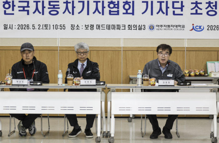 (왼쪽부터) 박상현 아주자동차대학교 모터스포츠 전공 교수, 한명석 아주자동차대학교 총장, 김동일 보령시장 사진=한국자동차기자협회