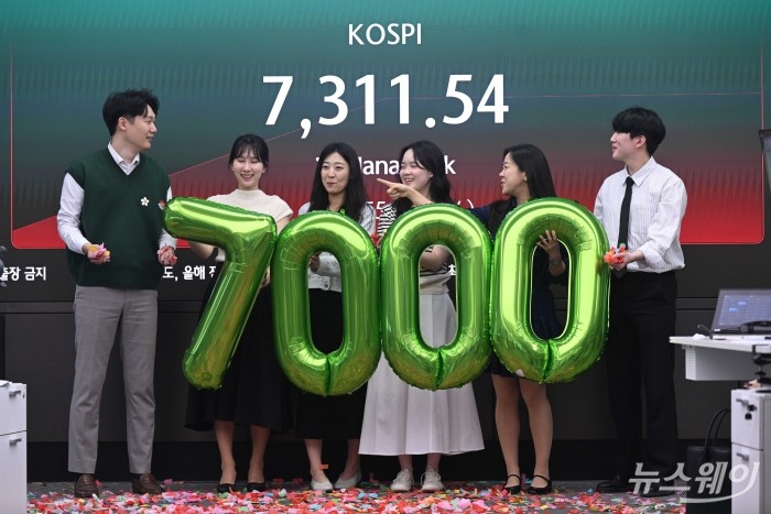 코스피가 사상 처음 7000선을 넘어선 6일 오전 서울 중구 하나은행 딜링룸에서 딜러들이 세리머니를 하고 있다. 이날 코스피는 오전 9시 3분 전 거래일보다 374.66포인트(5.40%) 오른 7311.54를 기록하며 장중 최고치를 새로 썼다. 사진=강민석 기자