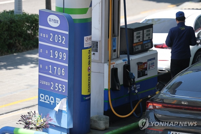 호르무즈 해협을 비롯해 중동 지역의 군사적 긴장이 다시 고조되며 국제유가가 급등한 5일 서울 시내 한 주유소에 유가정보가 표시돼 있다. 이날 ICE 선물거래소에서 7월 인도분 브렌트유 선물 종가는 배럴당 114.44달러로 전장보다 5.80% 상승했다. 사진=연합뉴스