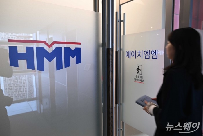 호르무즈 해협에서 HMM 소속 '나무호'의 폭발·화재 사고가 발생한 가운데 6일 오후 서울 여의도 HMM 본사에서 직원이 업무를 보고 있다. 사진=강민석 기자