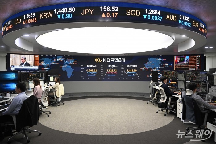 코스피 지수가 장중 사상 첫 7500선을 돌파한 7일 오전 서울 여의도 KB국민은행 딜링룸에서 직원들이 업무를 보고 있다. 이날 코스피는 전 거래일 대비 114.51pt(1.55%) 상승한 7499.07, 코스닥은 0.66pt(0.05%) 오른 1210.83에 개장했다. 사진=강민석 기자