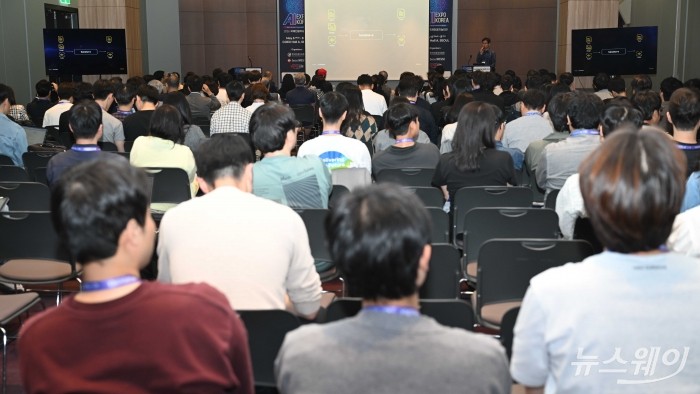노병석 카카오 리더가 7일 오전 서울 강남구 코엑스에서 열린 'KAIST AI 기술설명회 2026'에서 'Kanana-o: 눈으로 보고, 귀로 듣고, 입으로 말하는 AI' 주제로 강연하고 있다. 사진=강민석 기자