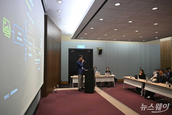 노병석 카카오 리더가 7일 오전 서울 강남구 코엑스에서 열린 'KAIST AI 기술설명회 2026'에서 'Kanana-o: 눈으로 보고, 귀로 듣고, 입으로 말하는 AI' 주제로 강연하고 있다. 사진=강민석 기자