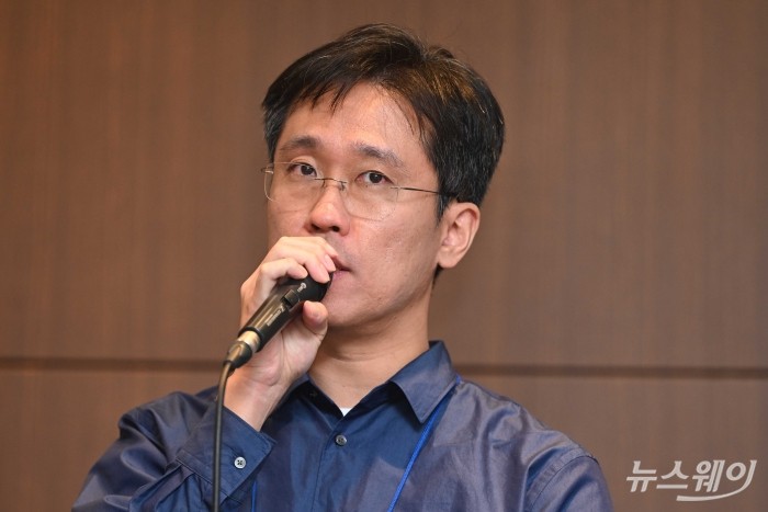 노병석 카카오 리더가 7일 오전 서울 강남구 코엑스에서 열린 'KAIST AI 기술설명회 2026'에서 'Kanana-o: 눈으로 보고, 귀로 듣고, 입으로 말하는 AI'를 주제로 강연하고 있다. 사진=강민석 기자