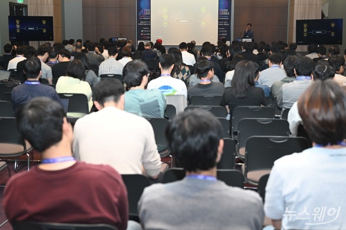 노병석 카카오 리더가 7일 오전 서울 강남구 코엑스에서 열린 'KAIST AI 기술설명회 2026'에서 'Kanana-o: 눈으로 보고, 귀로 듣고, 입으로 말하는 AI' 주제로 강연하고 있다. 사진=강민석 기자