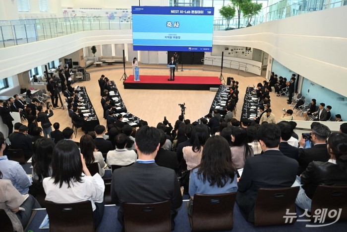 이억원 금융위원장이 8일 오후 서울 광진구 신용보증기금 광진지점에서 열린 'NEST AI-Lab' 개소식에서 축사를 하고 있다. 사진=강민석 기자
