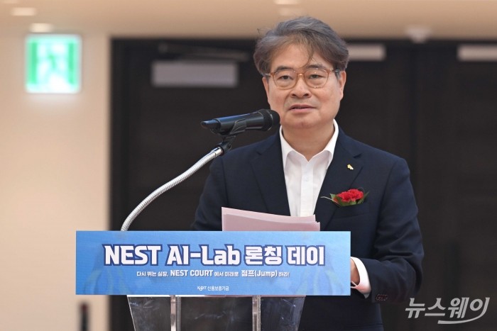 강승준 신용보증기금 이사장이 8일 오후, 서울 광진구 신용보증기금 광진지점에서 열린 'NEST AI-Lab' 개소식에서 환영사를 하고 있다. 사진=강민석 기자