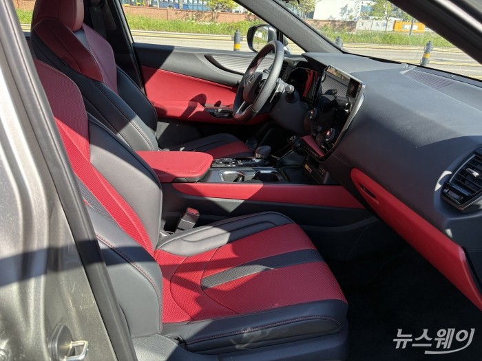 렉서스 NX450h+ F SPORT 실내 1열 사진=황예인 기자