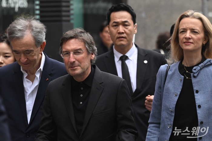베르나르 아르노 루이비통모에헤네시(LVMH) 회장이 11일 오후 서울 중구 신세계백화점 본점 '루이비통 비저너리 저니'를 방문하기 위해 이동하고 있다. (왼쪽 첫 번째부터)베르나르 아르노 회장, 피에트로 베카리 루이비통 최고경영자, 델핀 아르노 디올 최고경영자. 사진=강민석 기자