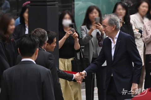한국 찾아 박주형 신세계 대표와 악수하는 베르나르 아르노 LVMH 회장