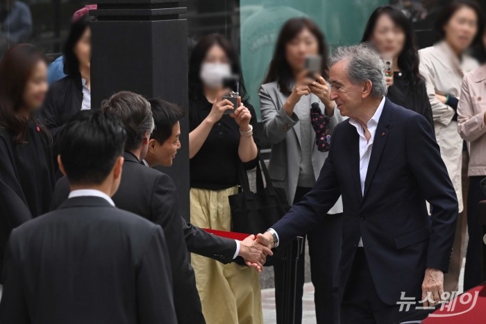 (오른쪽)베르나르 아르노 루이비통모에헤네시 회장과 박주형 신세계 대표이사가 11일 오후 서울 중구 신세계백화점 본점 '루이비통 비저너리 저니'를 방문하기 앞서 악수하고 있다. 사진=강민석 기자