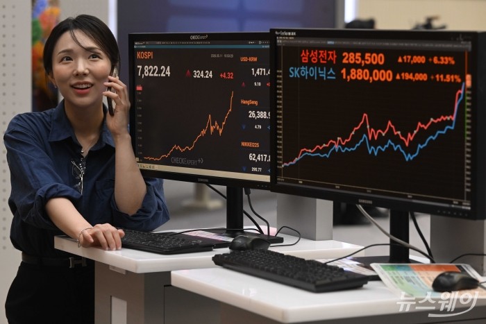 코스피가 7800선을 돌파한 11일 오후 서울 여의도 한국거래소 현황판에 코스피 7822.24가 오른 가운데 삼성전자 28만5500원, SK하이닉스 188만원의 종가를 기록했다.사진=강민석 기자