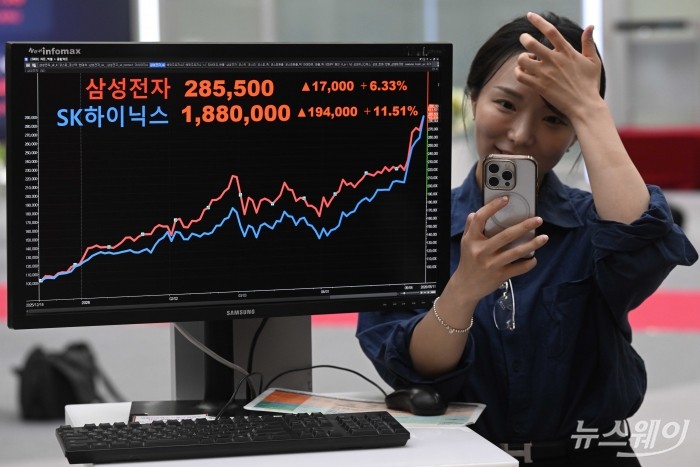 코스피가 7800선을 돌파한 11일 오후 서울 여의도 한국거래소 현황판에 코스피 7822.24가 오른 가운데 삼성전자 28만5500원, SK하이닉스 188만원의 종가를 기록했다. 사진=강민석 기자