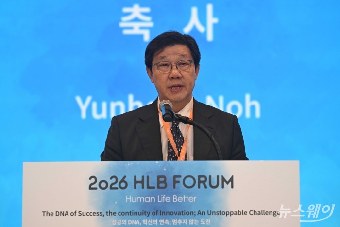 노연홍 제약바이오협회장이 12일 오전 서울 송파구 소피텔 앰배서더에서 열린 '2026 HLB 포럼'에서 축사를 하고 있다. 사진=강민석 기자