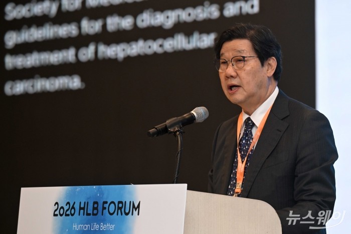 노연홍 제약바이오협회장이 12일 오전 서울 송파구 소피텔 앰배서더에서 열린 '2026 HLB 포럼'에서 축사를 하고 있다. 사진=강민석 기자