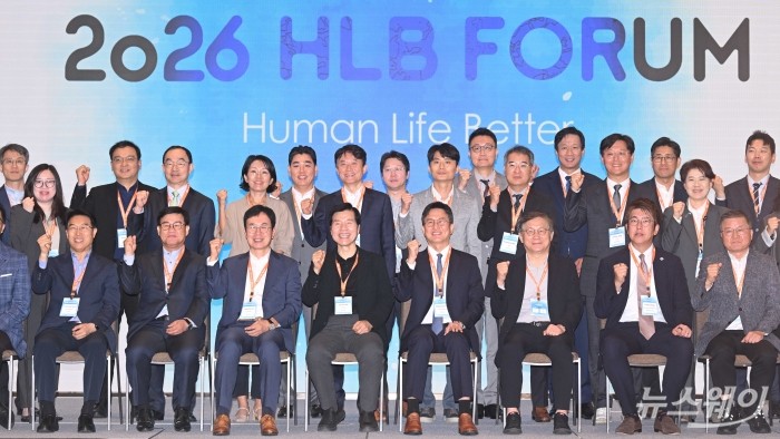 (앞 줄 오른쪽 여섯 번째)진양곤 HLB그룹 의장을 비롯한 참석자들이 12일 오전 서울 송파구 소피텔 앰배서더에서 열린 '2026 HLB 포럼'에서 기념촬영을 하고 있다. 사진=강민석 기자