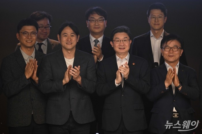 이억원 금융위원장을 비롯한 참석자들이 12일 오후 서울 강남구 퓨리오사AI 본사에서 열린 국내 대표 AI 반도체 기업 현장 간담회에서 기념촬영을 하고 있다. (앞 줄 오른쪽 첫 번째부터)박상진 산업은행장, 이 금융위원장, 백준호 퓨리오사AI 대표 등. 사진=강민석 기자