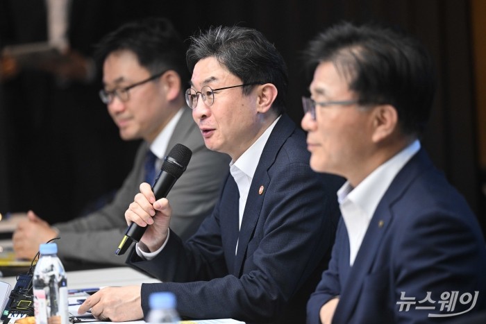 이억원 금융위원장이 12일 오후 서울 강남구 퓨리오사AI 본사에서 열린 국내 대표 AI 반도체 기업 현장 간담회에서 모두발언을 하고 있다. 사진=강민석 기자