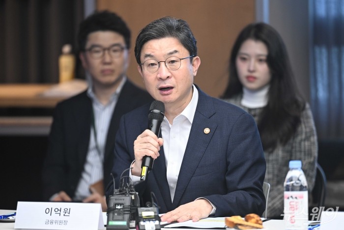 이억원 금융위원장이 12일 오후 서울 강남구 퓨리오사AI 본사에서 열린 국내 대표 AI 반도체 기업 현장 간담회에서 모두발언을 하고 있다. 사진=강민석 기자