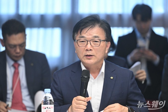 박상진 산업은행장이 12일 오후 서울 강남구 퓨리오사AI 본사에서 열린 국내 대표 AI 반도체 기업 현장 간담회에서 모두발언을 하고 있다. 사진=강민석 기자