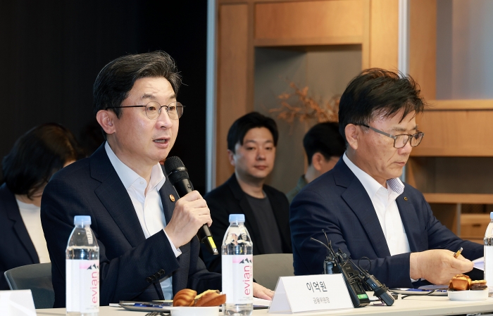 이억원 금융위원장이 12일 오후 국내 대표 AI반도체 기업인 서울 강남구 퓨리오사 AI에 방문해 생산 및 연구시설을 둘러보고, 대표 AI기업들과의 간담회를 주재했다. 사진=금융위원회