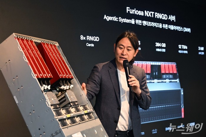 백준호 퓨리오사AI 대표가 12일 오후 서울 강남구 퓨리오사AI 본사에서 열린 국내 대표 AI 반도체 기업 현장 간담회에서 사업 현황 및 향후 추진계획 등을 발표하고 있다. 사진=강민석 기자