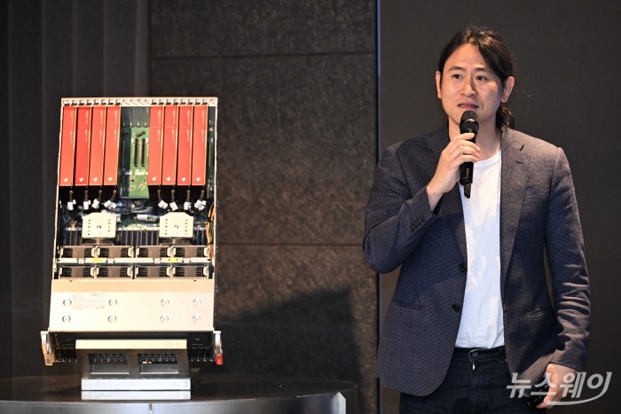 백준호 퓨리오사AI 대표가 12일 오후 서울 강남구 퓨리오사AI 본사에서 열린 국내 대표 AI 반도체 기업 현장 간담회에서 사업 현황 및 향후 추진계획 등을 발표하고 있다. 사진=강민석 기자