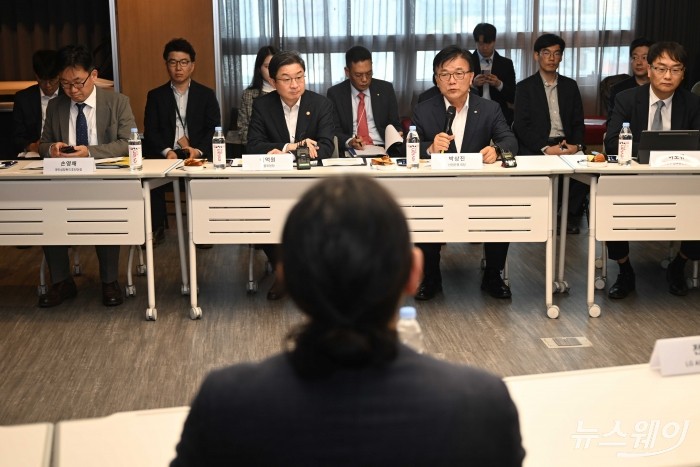 (오른쪽 두 번째)박상진 산업은행장이 12일 오후 서울 강남구 퓨리오사AI 본사에서 열린 국내 대표 AI 반도체 기업 현장 간담회에서 모두발언을 하고 있다. 사진=강민석 기자