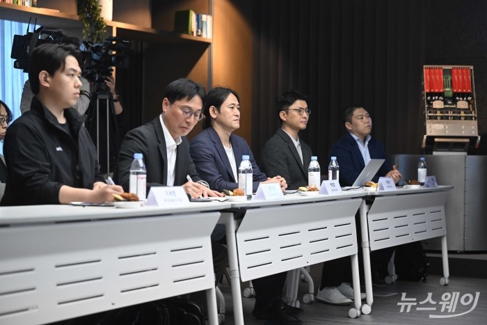 백준호 퓨리오사AI 대표를 비롯한 AI 업계 관계자들이 12일 오후 서울 강남구 퓨리오사AI 본사에서 열린 국내 대표 AI 반도체 기업 현장 간담회에 참석해 자리하고 있다. (오른쪽 첫 번째)김본환 로앤컴퍼니 대표, 이활석 업스테이지 CTO, 백 퓨리오사AI 대표, 전기정 LG AI연구원 부문장, 이세영 뤼튼테큰놀로지스 대표. 사진=강민석 기자