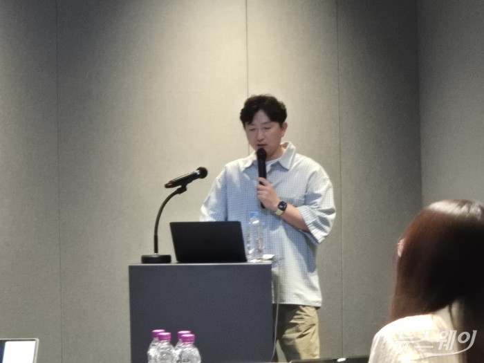 오두용 카카오모빌리티 로봇개발 리더가 12일 오후 경기 성남시 판교 카카오 사옥에서 열린 기자 설명회에서 'KM 오토노머스 에이전트 플랫폼'을 설명하고 있다. 사진=유선희 기자