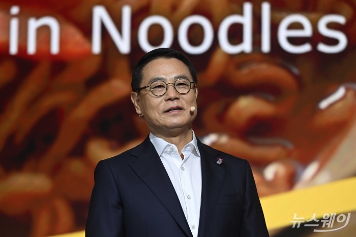 조용철 농심 대표이사가 13일 오전 서울 중구 롯데호텔에서 열린 신라면 40주년 글로벌 포럼에서 발표를 하고 있다. 사진=강민석 기자