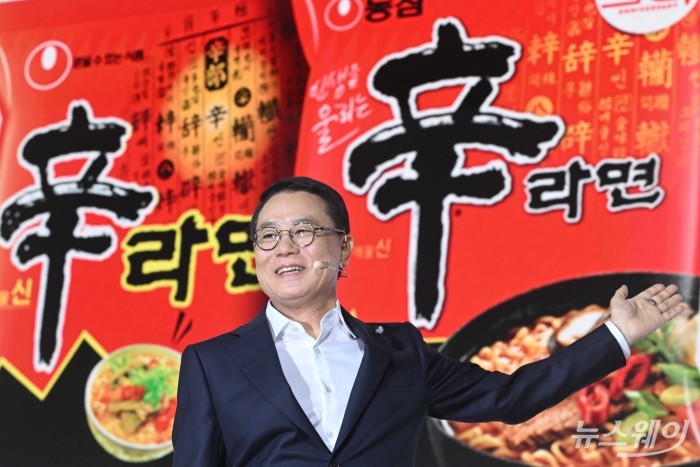 조용철 농심 대표이사가 13일 오전 서울 중구 롯데호텔에서 열린 신라면 40주년 글로벌 포럼에서 발표를 하고 있다. 사진=강민석 기자