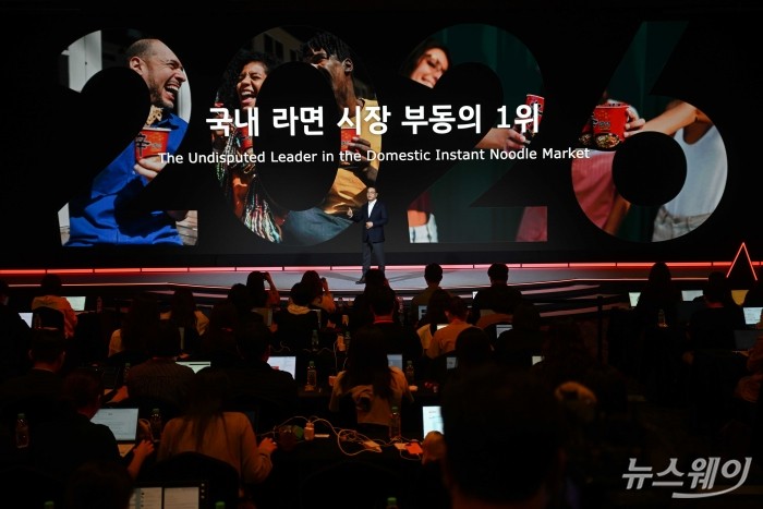 조용철 농심 대표이사가 13일 오전 서울 중구 롯데호텔에서 열린 신라면 40주년 글로벌 포럼에서 발표를 하고 있다. 사진=강민석 기자