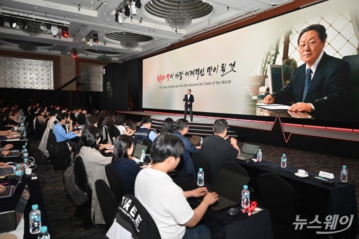 조용철 농심 대표이사가 13일 오전 서울 중구 롯데호텔에서 열린 신라면 40주년 글로벌 포럼에서 발표를 하고 있다. 사진=강민석 기자