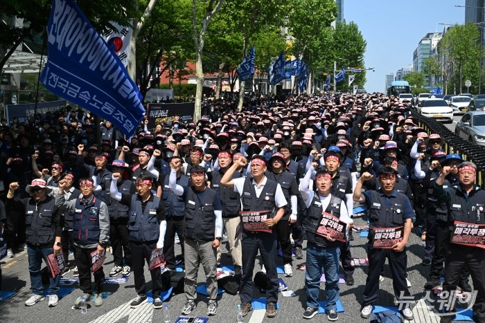 전국금속노동조합 현대모비스 노동조합원들이 13일 오후 서울 강남구 현대모비스 앞에서 열린 '현대모비스 일방적 매각·구조 개편 반대 총력 결의대회'에서 구호를 외치고 있다. 사진=강민석 기자