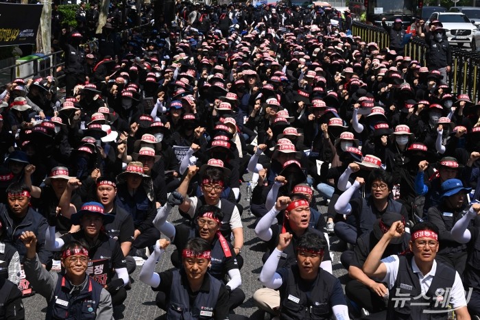 전국금속노동조합 현대모비스 노동조합원들이 13일 오후 서울 강남구 현대모비스 앞에서 열린 '현대모비스 일방적 매각·구조 개편 반대 총력 결의대회'에서 구호를 외치고 있다. 사진=강민석 기자