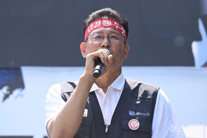 현대모비스 앞에서 대회사 밝히는 박상만 금속노조 위원장