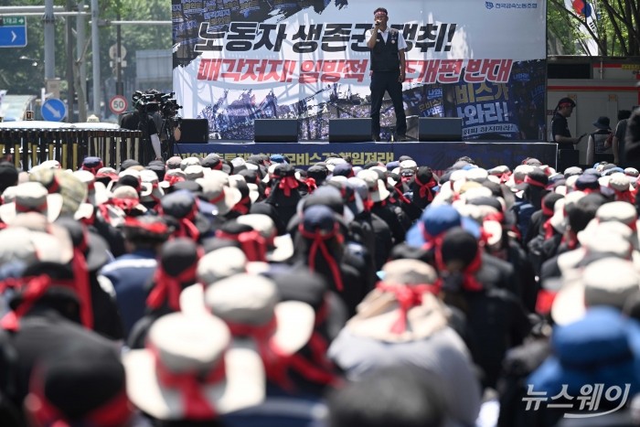 박상만 금속노조 위원장이 13일 오후 서울 강남구 현대모비스 앞에서 열린 '현대모비스 일방적 매각·구조 개편 반대 총력 결의대회'에서 대회사를 하고 있다. 사진=강민석 기자