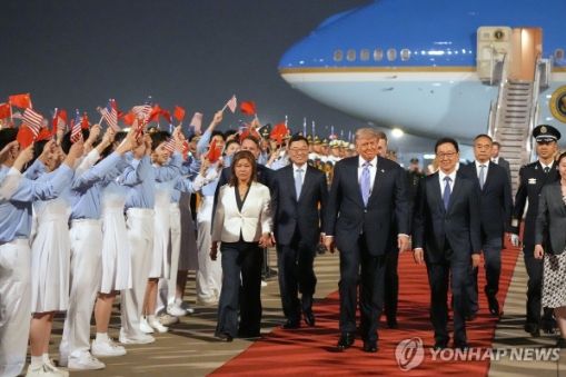 트럼프, 젠슨 황·머스크 손 잡고 베이징 상륙...AI 칩 규제·무역 휴전 논의 주목
