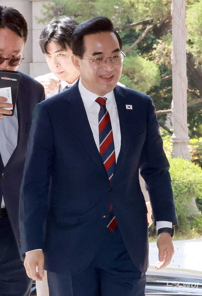 박홍근 기획예산처 장관이 14일 오전 서울 중구 한국은행에서 신현송 한국은행 총재와 회동을 갖기 위해 이동하고 있다. 사진=강민석 기자