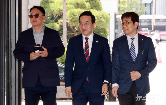 (중앙)박홍근 기획예산처 장관이 14일 오전 서울 중구 한국은행에서 신현송 한국은행 총재와 회동을 갖기 위해 이동하고 있다. 사진=강민석 기자