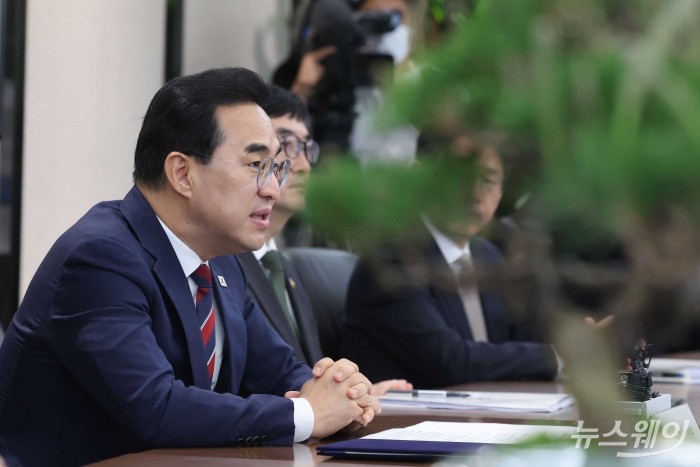 박홍근 기획예산처 장관이 14일 오전 서울 중구 한국은행에서 신현송 한국은행 총재와 회동하며 발언을 하고 있다. 사진=강민석 기자
