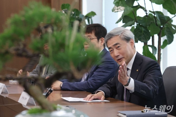신현송 한국은행 총재가 14일 오전 서울 중구 한국은행에서 박홍근 기획예산처 장관과 회동하며 선물 받은 소나무 분재를 바라보고 있다. 사진=강민석 기자