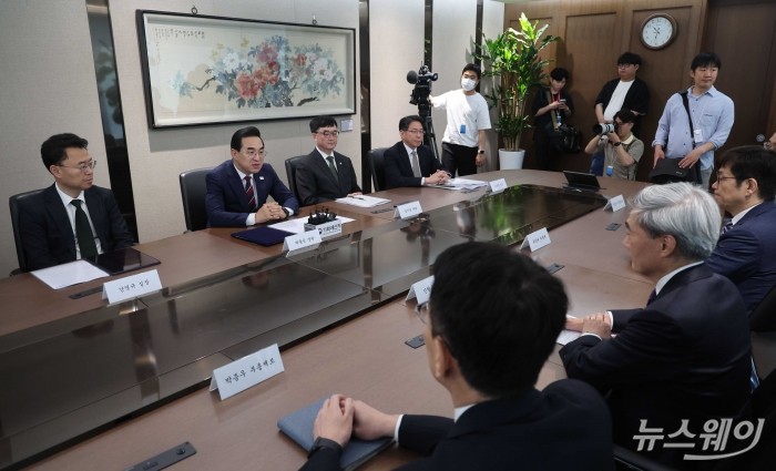 박홍근 기획예산처 장관이 14일 오전 서울 중구 한국은행에서 신현송 한국은행 총재와 회동하며 발언을 하고 있다. 사진=강민석 기자