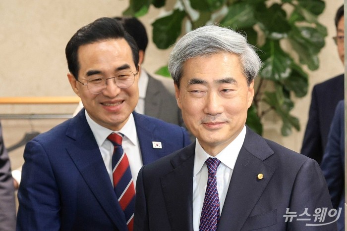 (오른쪽)신현송 한국은행 총재가 14일 오전 서울 중구 한국은행에서 박홍근 기획예산처 장관과 회동하기 위해 자리로 이동하고 있다. 사진=강민석 기자