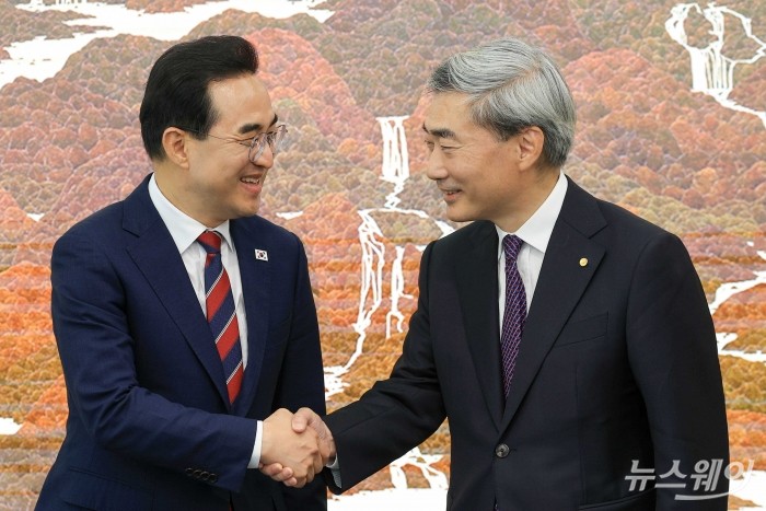 첫 회동에서 악수 나누는 박홍근·신현송