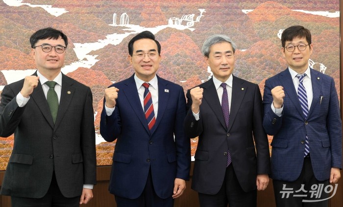 박홍근 기획예산처 장관과 신현송 한국은행 총재을 비롯한 참석자들이 14일 오전 서울 중구 한국은행에서 박홍근 기획예산처 장관과 회동을 갖기 앞서 기념촬영을 하고 있다. (왼쪽부터) 임기근 기획예산처 차관, 박 장관, 신 총재, 유상대 한국은행 부총재. 사진=강민석 기자