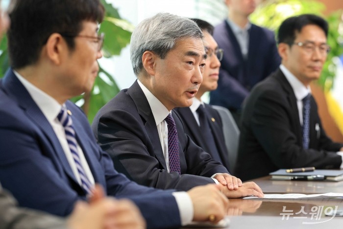 신현송 한국은행 총재가 14일 오전 서울 중구 한국은행에서 박홍근 기획예산처 장관과 회동하며 발언을 하고 있다. 사진=강민석 기자