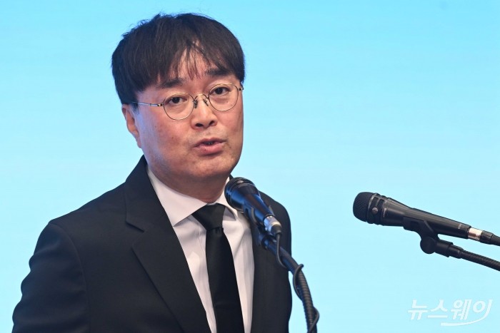 황의신 뉴스웨이 대표이사가 14일 오후 서울 여의도 금융투자협회에서 '부의 물길 바뀐다:AI 패권과 반도체 슈퍼사이클' 주제로 열린 제8회 뉴스웨이 주식콘서트에서 개회사를 하고 있다. 사진=강민석 기자