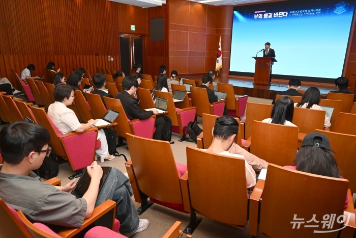 황의신 뉴스웨이 대표이사가 14일 오후 서울 여의도 금융투자협회에서 '부의 물길 바뀐다:AI 패권과 반도체 슈퍼사이클' 주제로 열린 제8회 뉴스웨이 주식콘서트에서 개회사를 하고 있다. 사진=강민석 기자